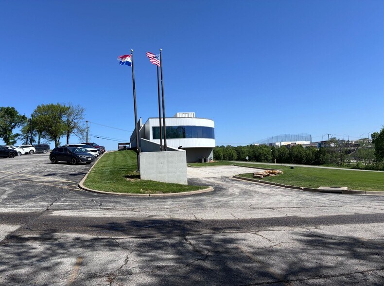 More Photos Of 1001 NW Barry Rd, Kansas City Office For Lease