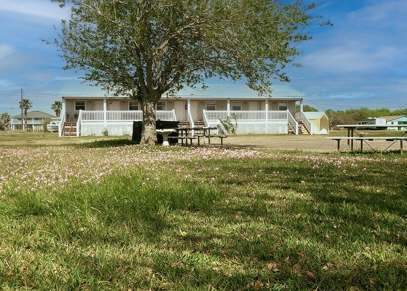 Primary Photo Of 1330 S Commercial St, Aransas Pass Hotel For Sale