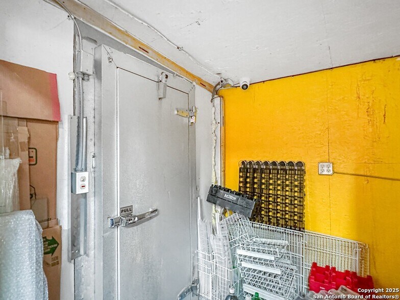 More Photos Of 702 Avenue H, Poteet Freestanding For Sale