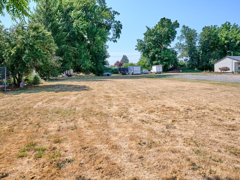 More Photos Of 1480 NE Laurel Ave, Woodburn Office For Sale