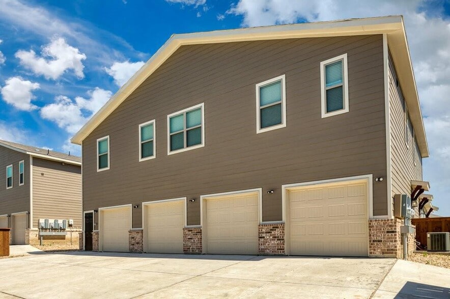 More Photos Of 640 Fallow Dr, Venus Multifamily For Sale