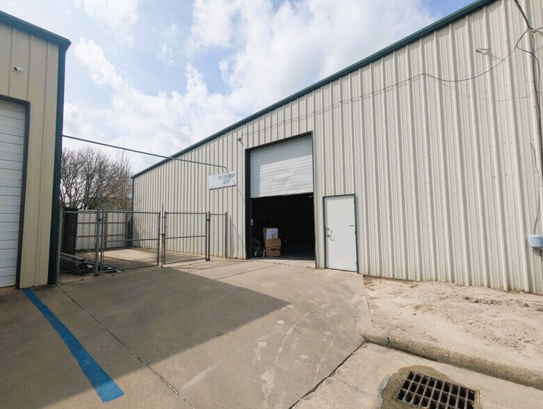 More Photos Of 5320 W Parkway St, Groves Industrial For Sale
