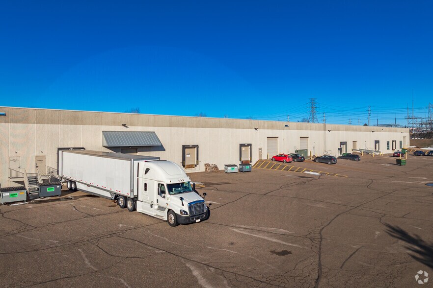 More Photos Of 7003 W Lake St, Saint Louis Park Showroom For Lease