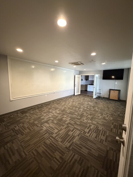 More Photos Of 4303 E Brundage Ln, Bakersfield Warehouse For Sale