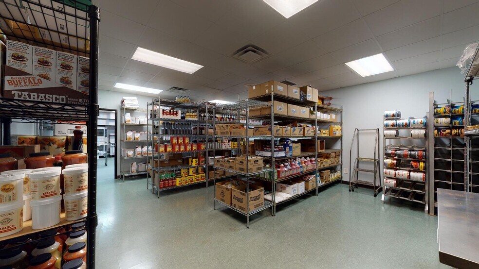 More Photos Of 3827 Promontory Point Dr, Austin Showroom For Sale