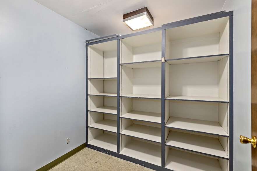 More Photos Of 1005 Main St, Buhl Storefront Retail Residential For Sale