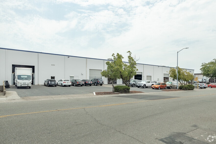 More Photos Of 3200-3298 Orange Grove Ave, North Highlands Distribution For Lease