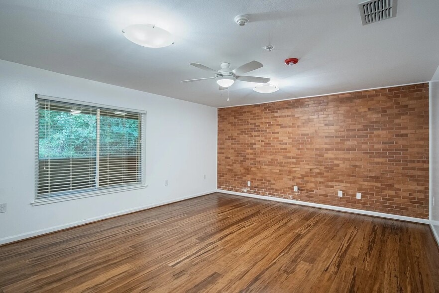 More Photos Of 921 NW 9th St, Grand Prairie Assisted Living For Sale