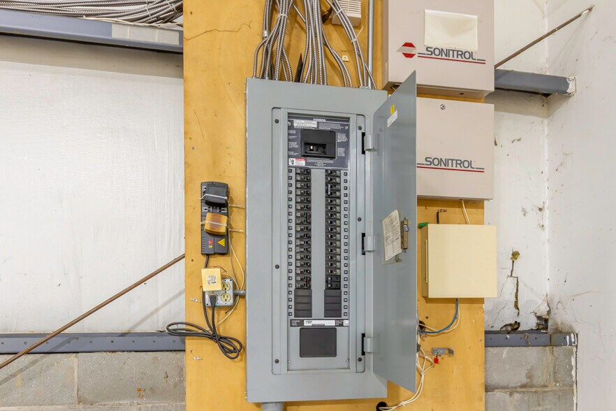 More Photos Of 2840 Mitthoeffer Pl, Indianapolis Warehouse For Sale