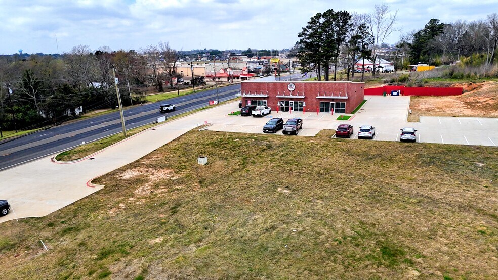 More Photos Of 2212 Crockett Rd, Palestine Freestanding For Lease