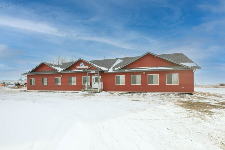 More Photos Of 5209 49A Ave, Bentley Office For Sale