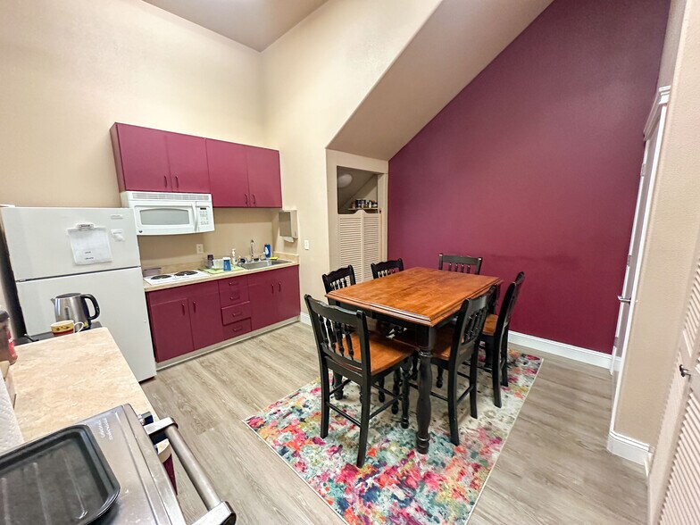 More Photos Of 2110 Railroad Ave, Redding Medical For Sale