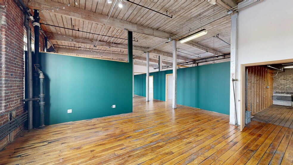 More Photos Of 221 Pine St, Florence Showroom For Lease