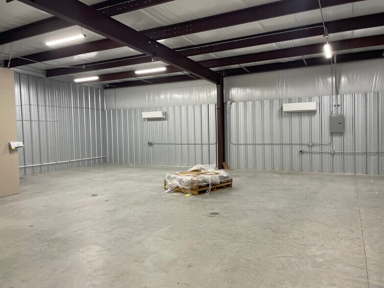 More Photos Of 28215 Vallie St, Pinehurst Warehouse For Lease