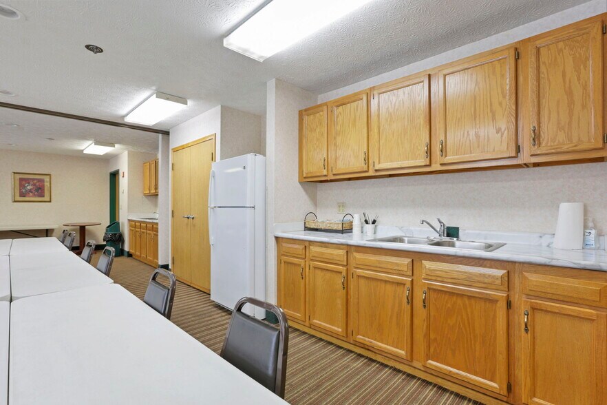 More Photos Of 509 S Wooster Ave, Strasburg Hotel For Sale