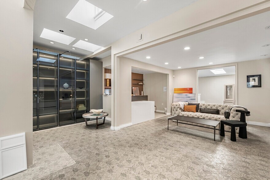 More Photos Of 8262 Melrose Ave, Los Angeles Storefront Retail Residential For Lease