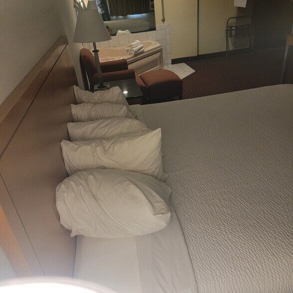 More Photos Of 3040 5th Ave S, Fort Dodge Hotel For Sale