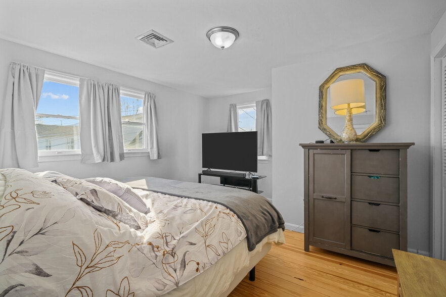 More Photos Of 574 Main St, Hyannis Storefront Retail Residential For Sale