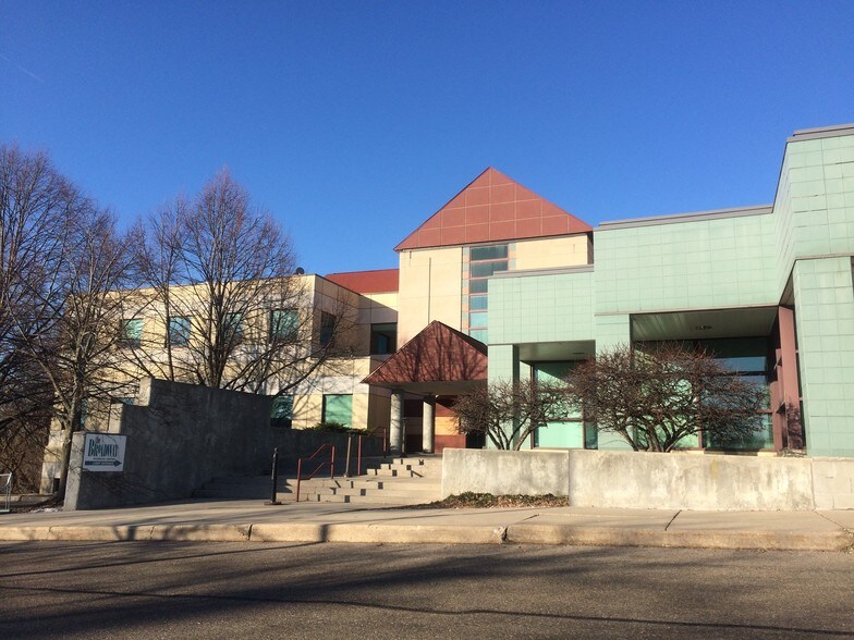 More Photos Of 2800 Royal Ave, Madison Office For Lease
