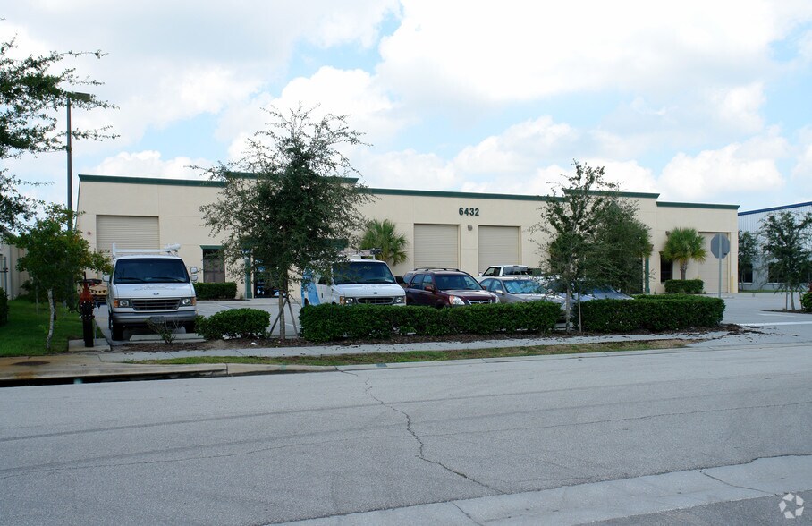 More Photos Of 6432 Pinecastle Blvd, Orlando Warehouse For Lease