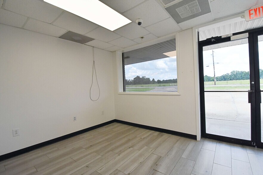 More Photos Of 833 Old Highway 45, Saltillo Freestanding For Lease