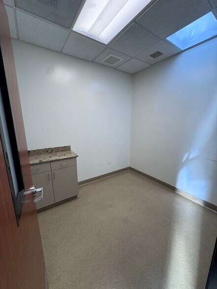 More Photos Of 7527 Draper Ave, La Jolla Medical For Lease