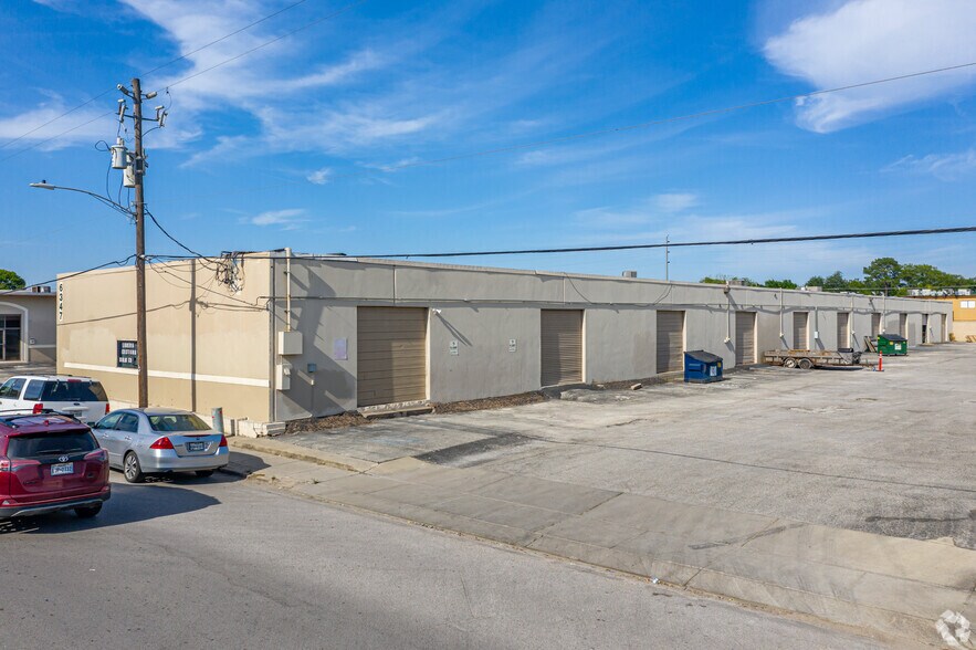 More Photos Of 6301-6335 Ashcroft Dr, Houston Showroom For Lease