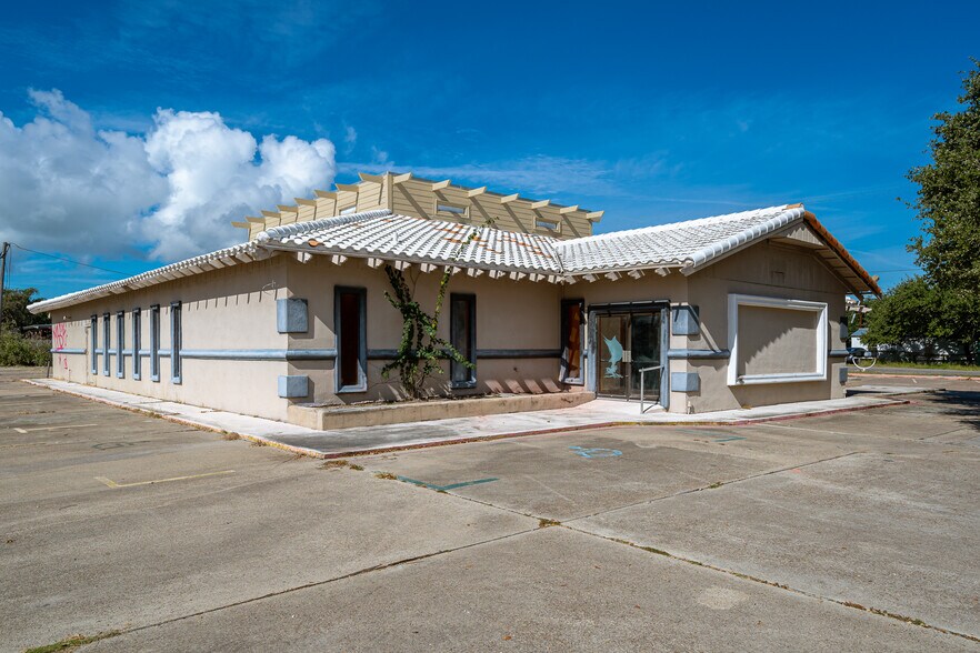 Primary Photo Of 4061 Highway 35 N, Rockport Restaurant For Lease