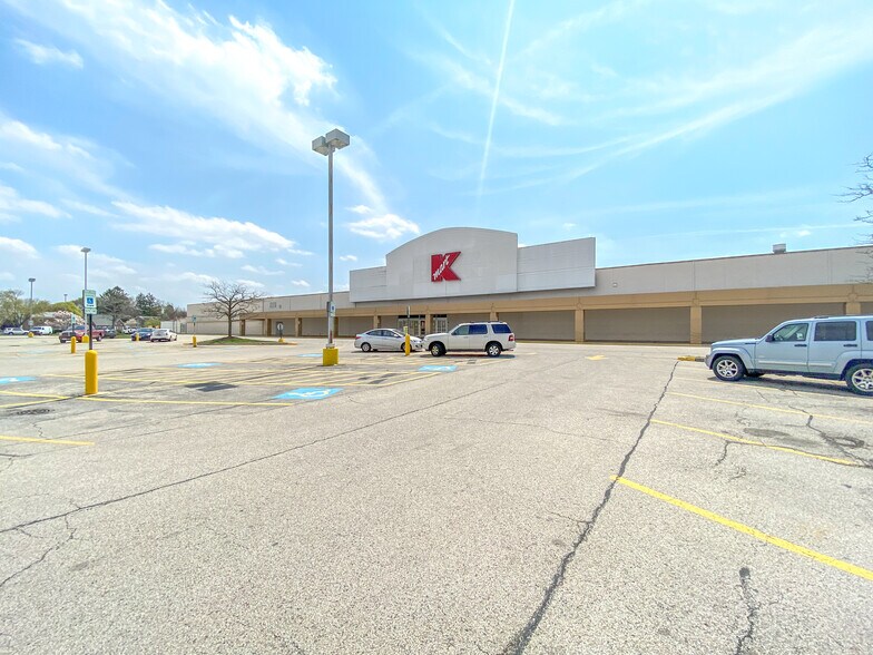 Primary Photo Of 1155 E Oakton St, Des Plaines Freestanding For Lease