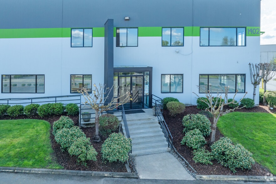 More Photos Of 1402 Puyallup St, Sumner Warehouse For Lease