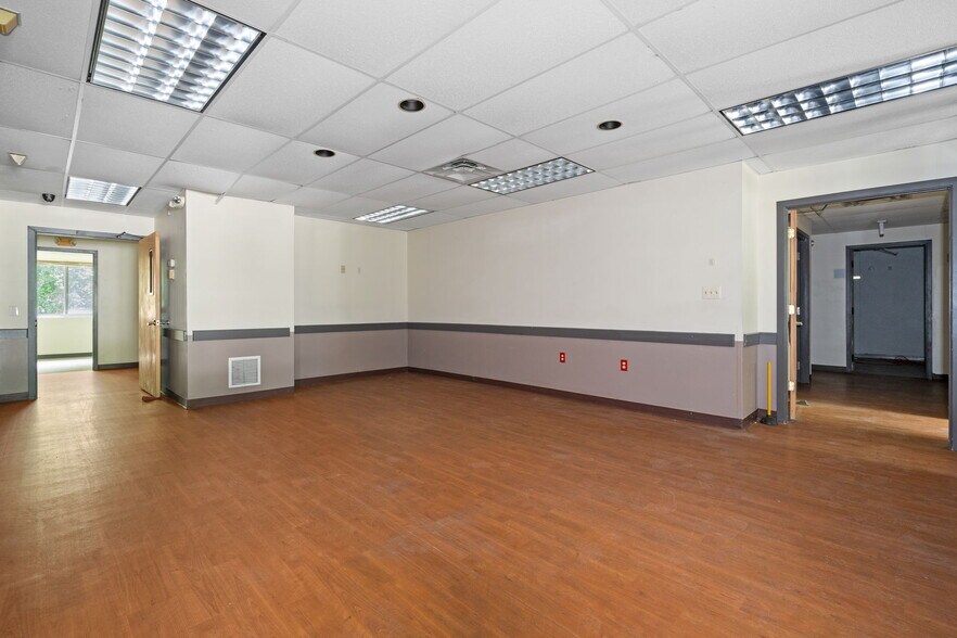 More Photos Of 4 Corwin Ct, Newburgh Medical For Sale