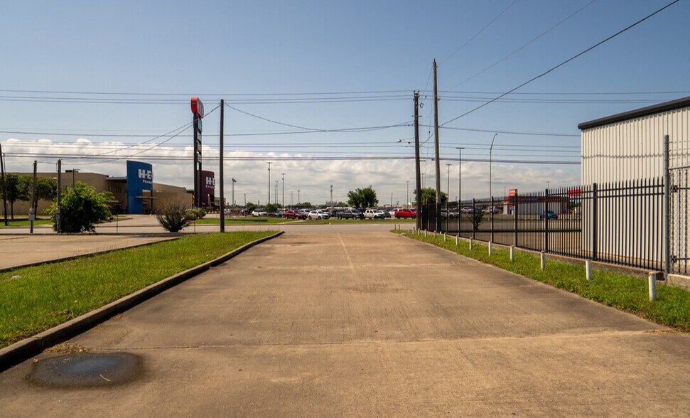 More Photos Of 1404 E Rio Grande St, Victoria Warehouse For Sale