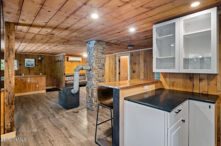 More Photos Of 1099 New Ashford Rd, Williamstown Veterinarian Kennel For Sale