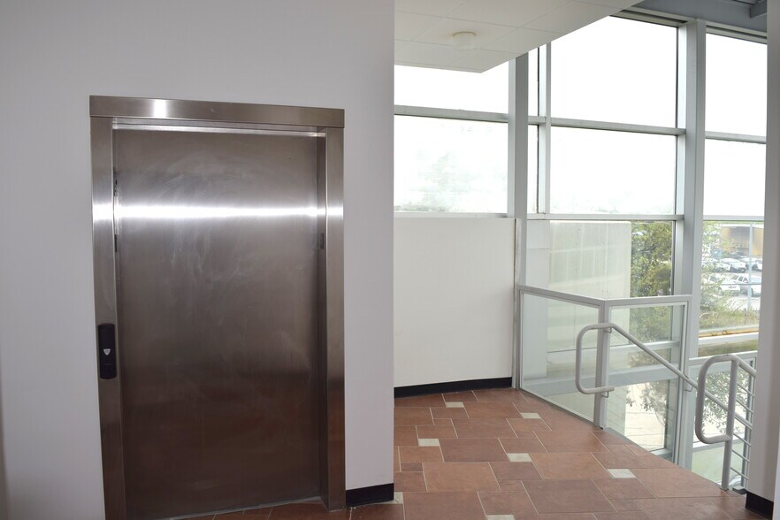 More Photos Of 2535 Brennan Ave, Fort Worth Office For Lease