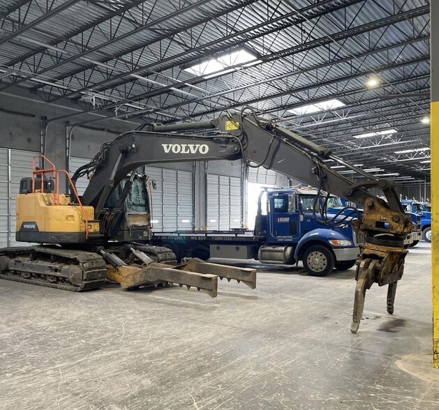 More Photos Of 6800 S Interstate Highway 45, Wilmer Showroom For Lease