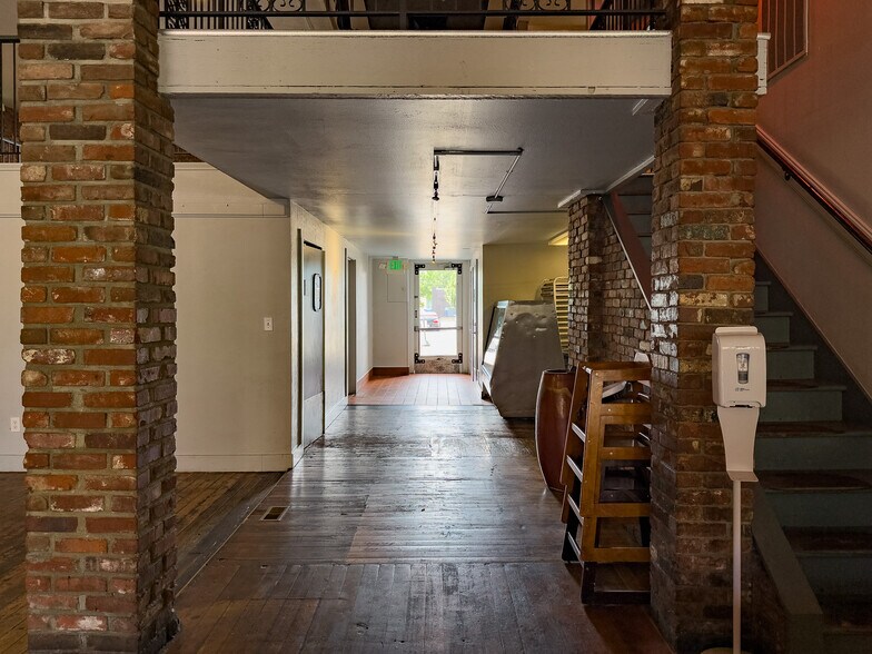 More Photos Of 21 E Main St, Walla Walla General Retail For Lease