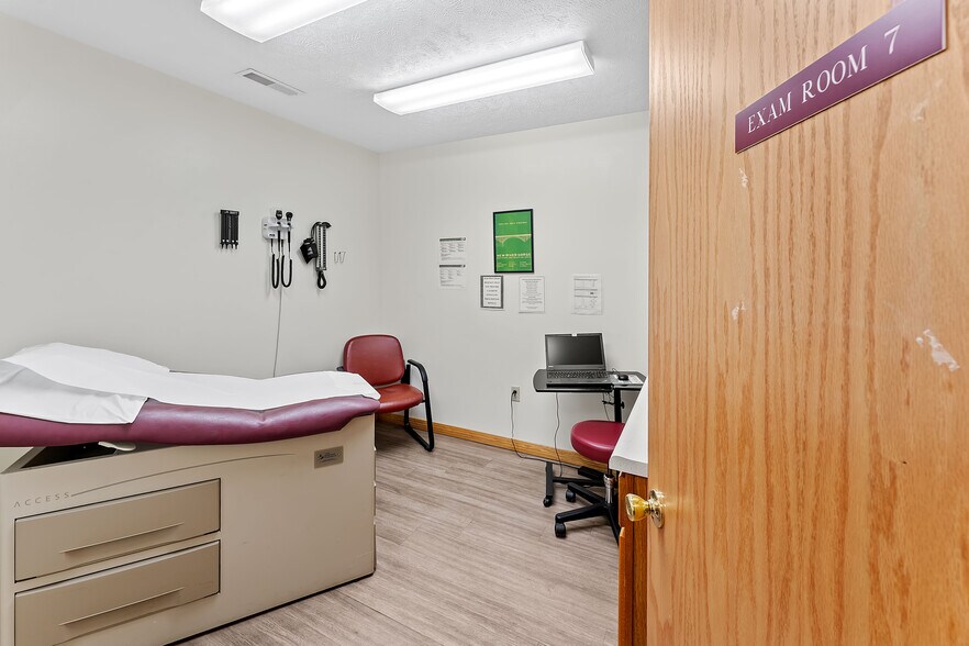 More Photos Of 725 N Pike St, Grafton Office For Sale