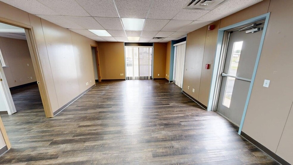 More Photos Of 3906 W Kelley Ave, Springdale Office For Lease