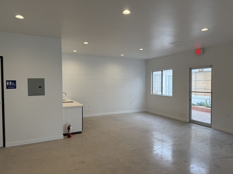 More Photos Of 738-746 E Main St, Ventura Office For Lease