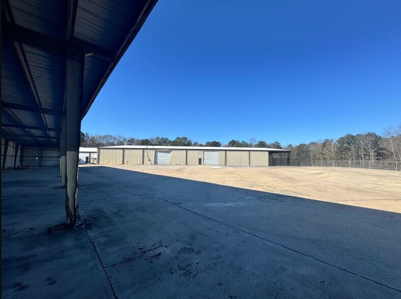 More Photos Of 11750 Veterans Memorial, Douglasville Warehouse For Lease
