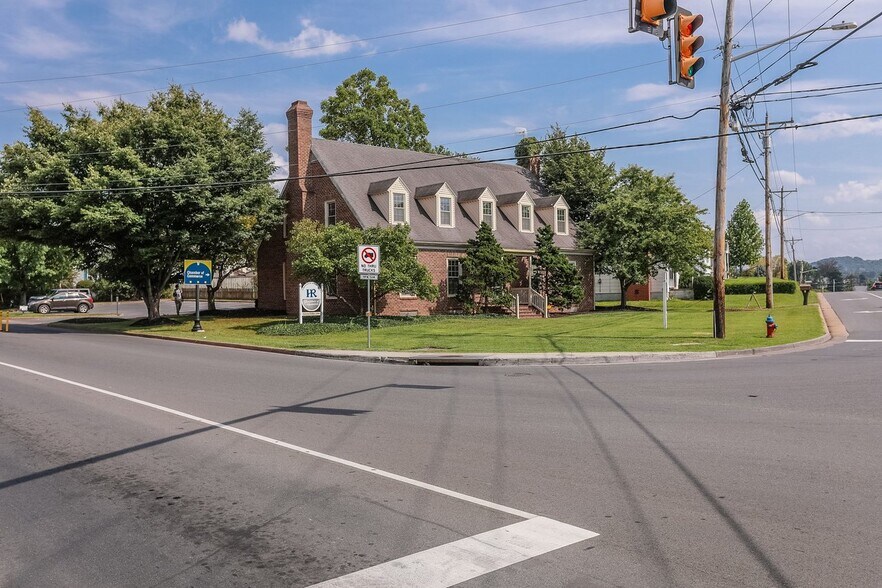 More Photos Of 800 Country Club Rd, Harrisonburg Office For Sale