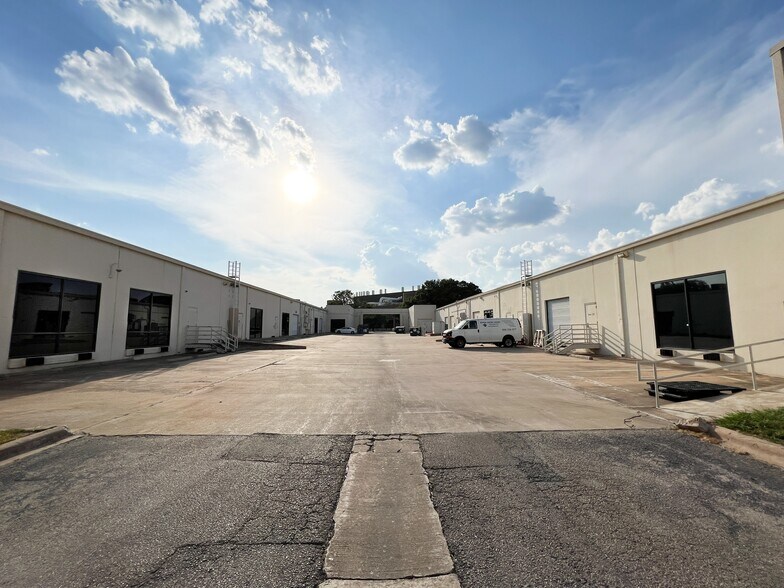 More Photos Of 3019 Alvin Devane Blvd, Austin Unknown For Lease