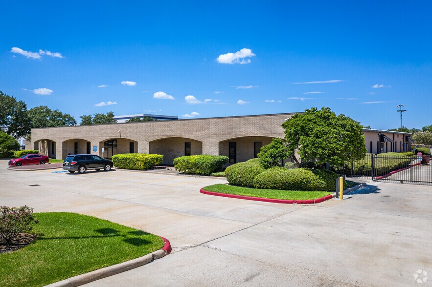 More Photos Of 9450 W Wingfoot Rd, Houston Manufacturing For Lease