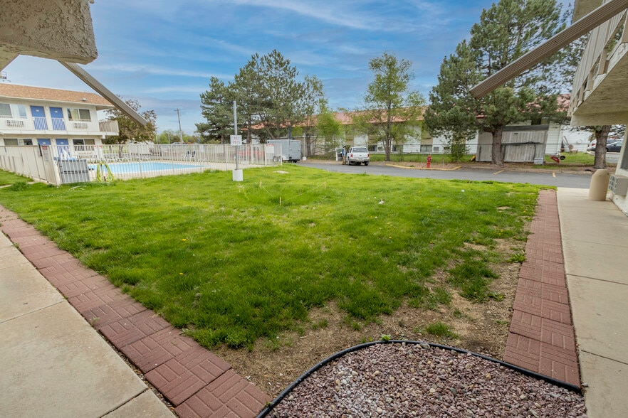 More Photos Of 1309 S Ohlman St, Mitchell Hotel For Sale