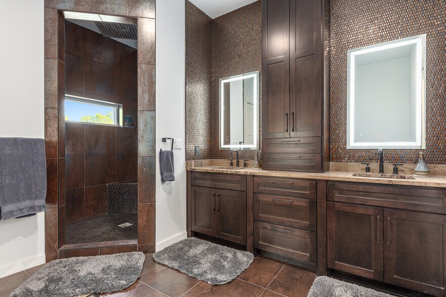 More Photos Of 4798 Iberia Ave, Dallas Office For Sale