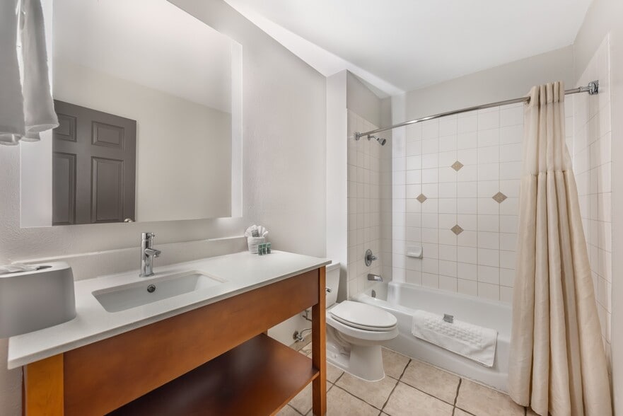 More Photos Of 244 Dos Rios Dr, Junction Hotel For Sale