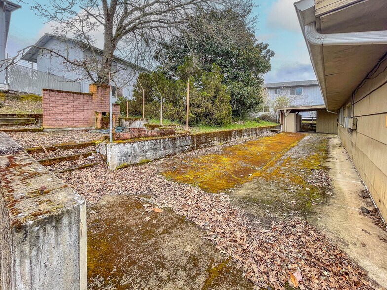 More Photos Of 859 W Lookingglass Rd, Roseburg Office For Sale