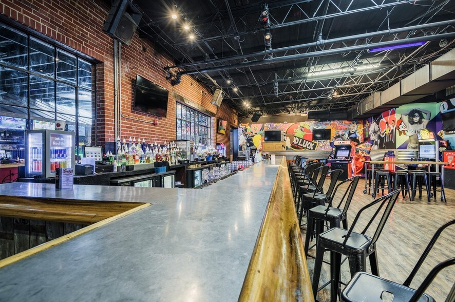 More Photos Of 300-314 N College St, Charlotte General Retail For Lease