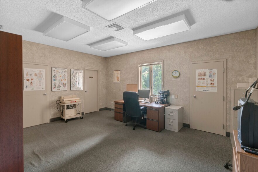 More Photos Of 2180 Northwest Blvd, Newton Medical For Sale