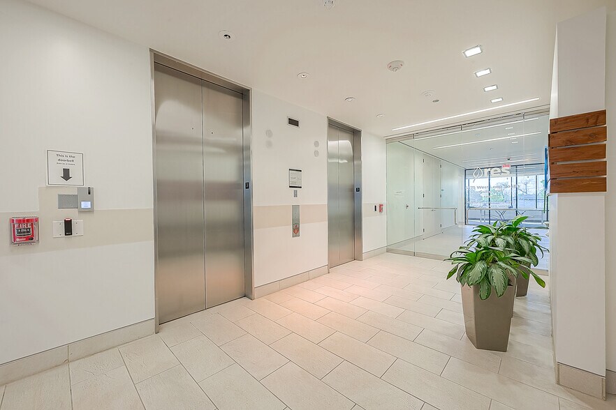 More Photos Of 6575 610 Loop S, Bellaire Office For Sale